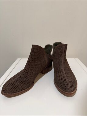 Vince Camuto Women's Brown Celena Perforated Suede Ankle Booties S 7.5